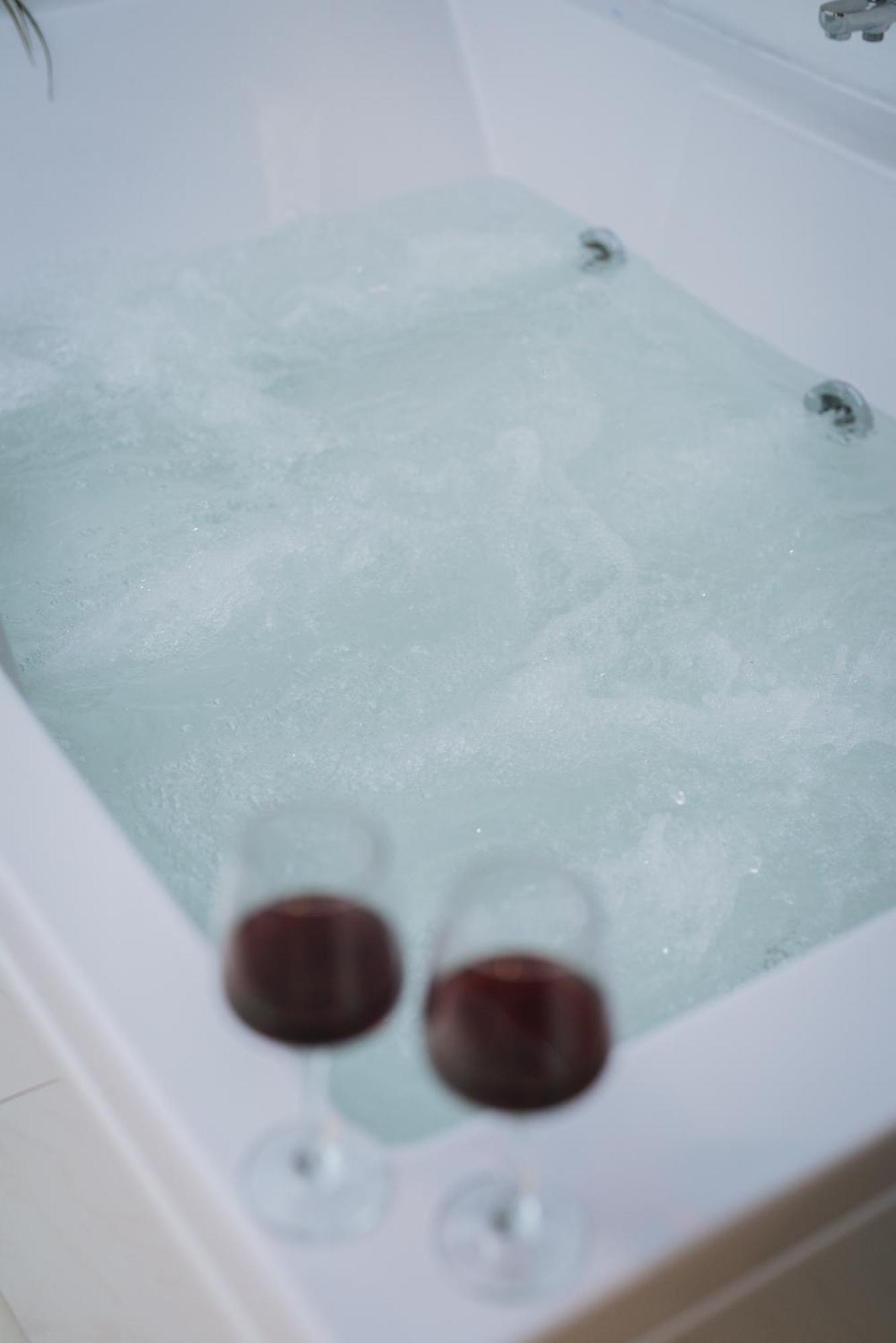 Stylish Apt W Jacuzzi, 5 Min To White Tower 테살로니키 외부 사진