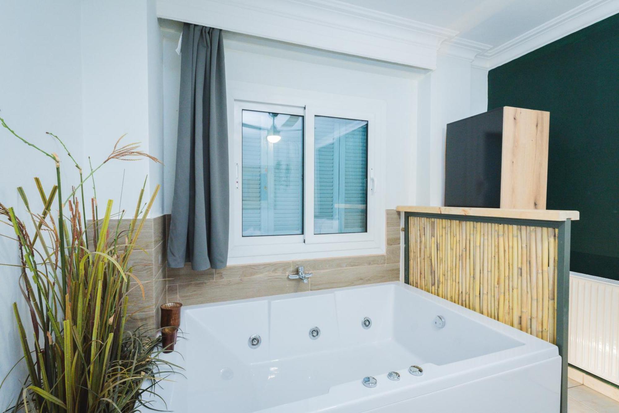 Stylish Apt W Jacuzzi, 5 Min To White Tower 테살로니키 외부 사진